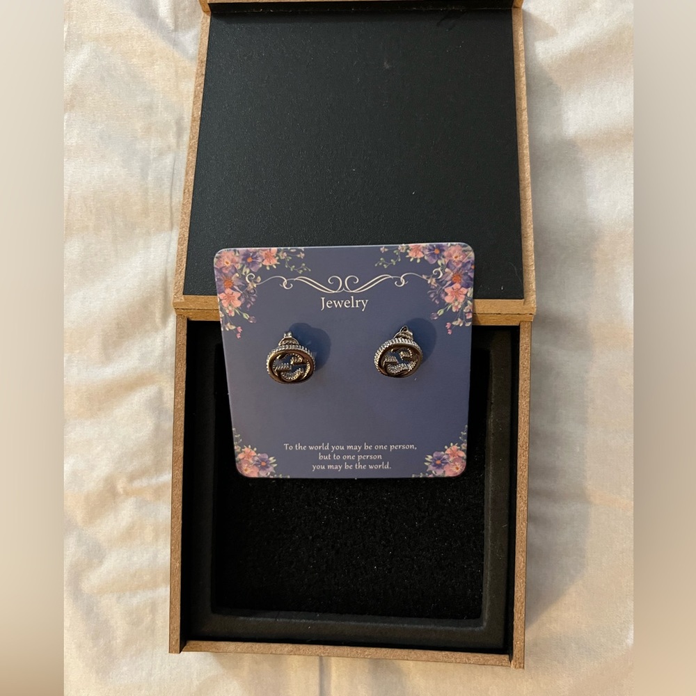 New silver earrings - Picture 3 of 4